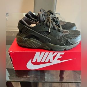 Men’s Nike Huarache size 10